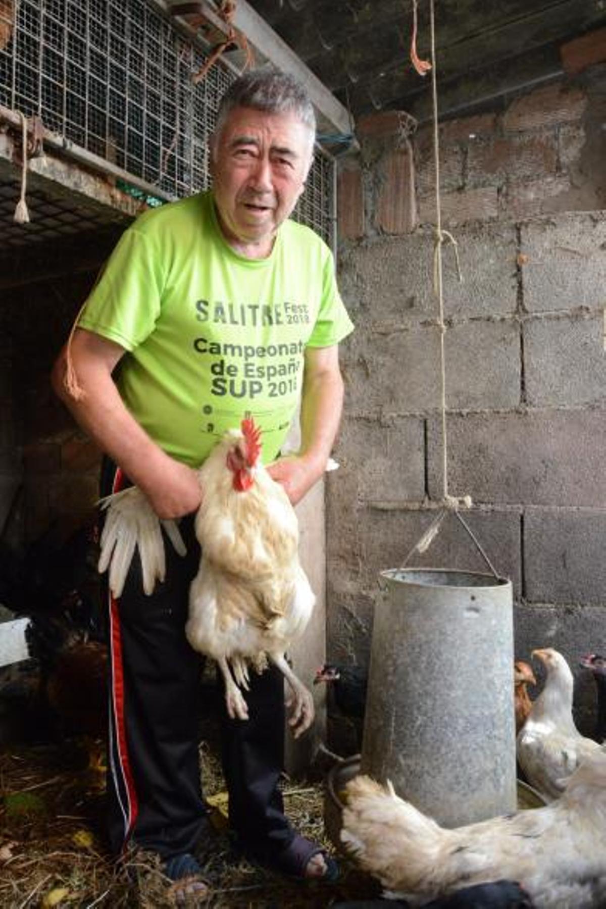 Jesús sostiene a uno de los pollos que cría.   | // G.NÚÑEZ