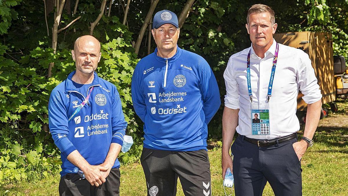 Morten Boesen, médico de la selección danesa; Kasper Hjulmand, seleccionador, y Peter Moller. | Efe
