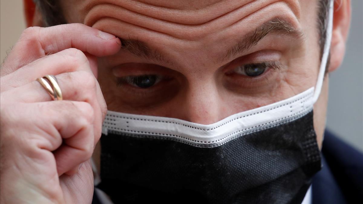 French President Emmanuel Macron  wearing a protective face mask  scratches his brow as he talks to the media with Portugal s Prime Minister Antonio Costa (not seen) before a meeting at the Elysee Palace in Paris  France  December 16  2020  Picture taken December 16  2020  REUTERS Gonzalo Fuentes