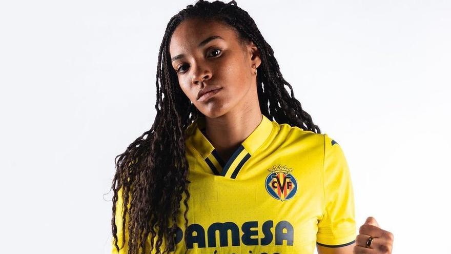 Salma Paralluelo, con la equipación del Villarreal.