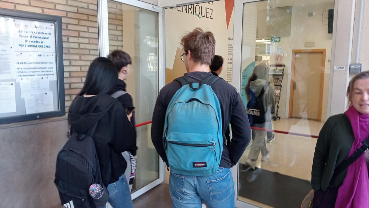 Estudiantes acceden al instituto de Gandia en el tercer día de huelga del profesorado