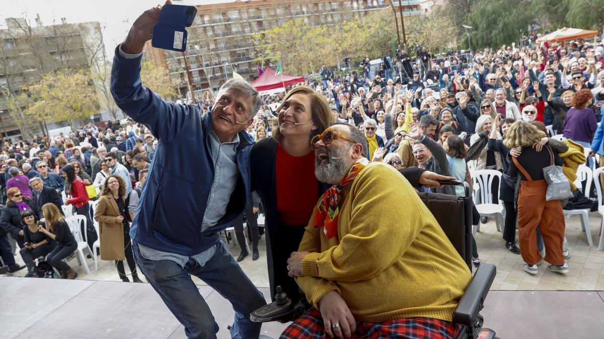 Ada Colau, junto al Gran Wyoming y Bob Pop en Nou Barris