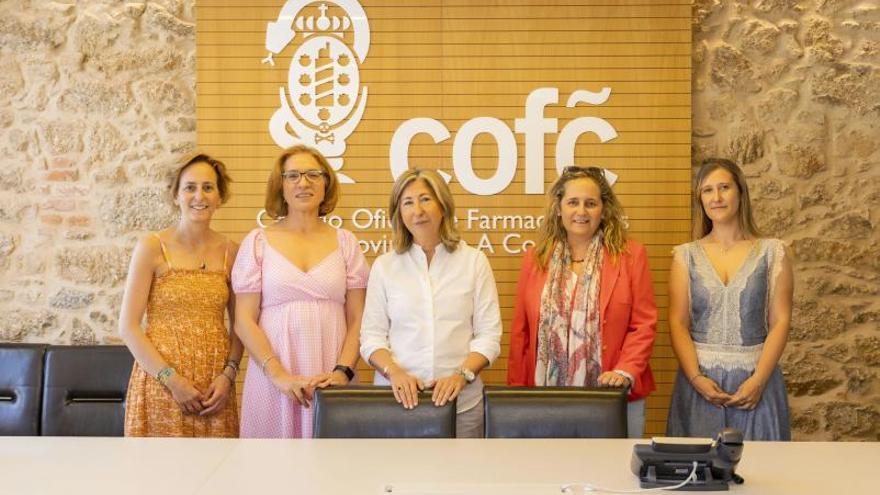 De izquierda a derecha, Paula Briones; Elvira Ferrer; Sara Catrain y Margarita Muñoz, presidenta y secretaria del COFC, respectivamente; y Ana Fátima Gómez, psicóloga de la Fundación Ingada. |   // LOC