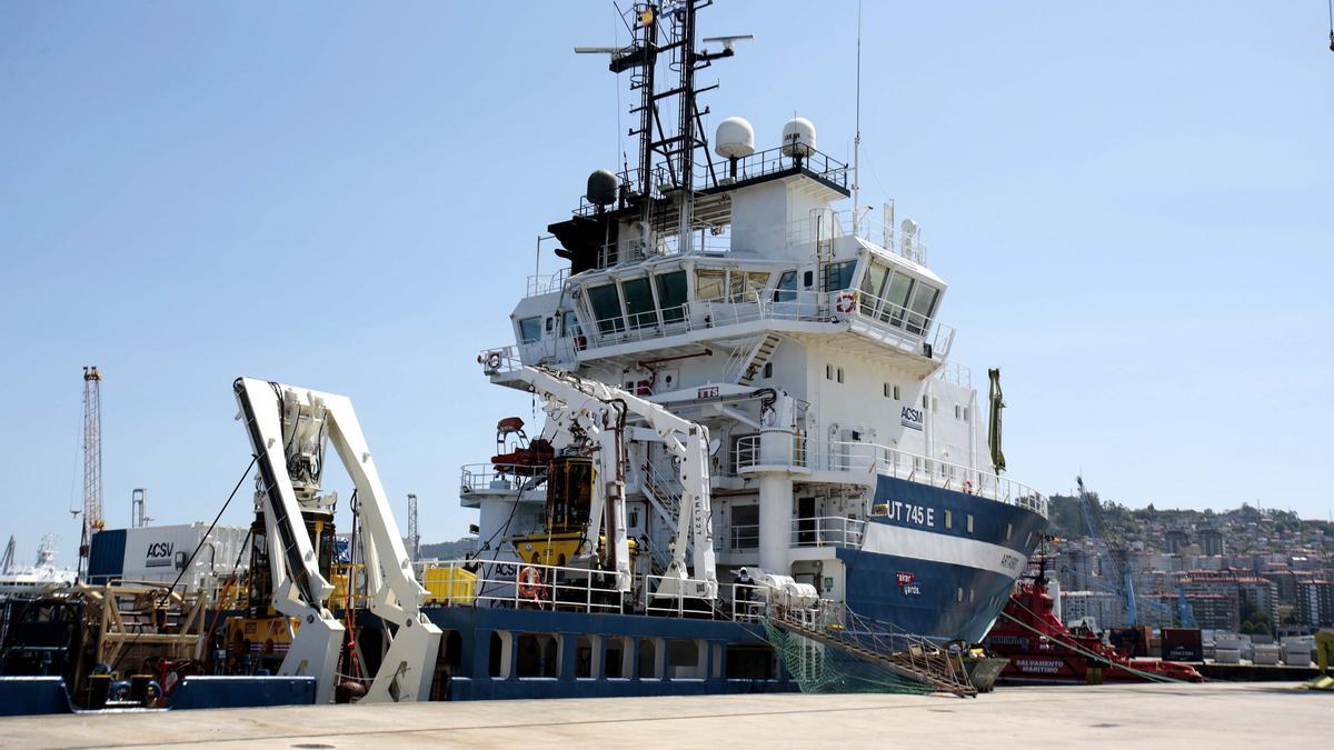 El buque 'Ártabro' atracado en el puerto de Vigo antes de zarpar hacia Terranova