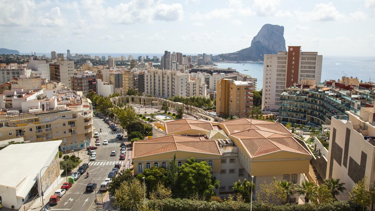 Archivo. Una vista panorámica de Calp, al fondo el Penyal d'Ifach