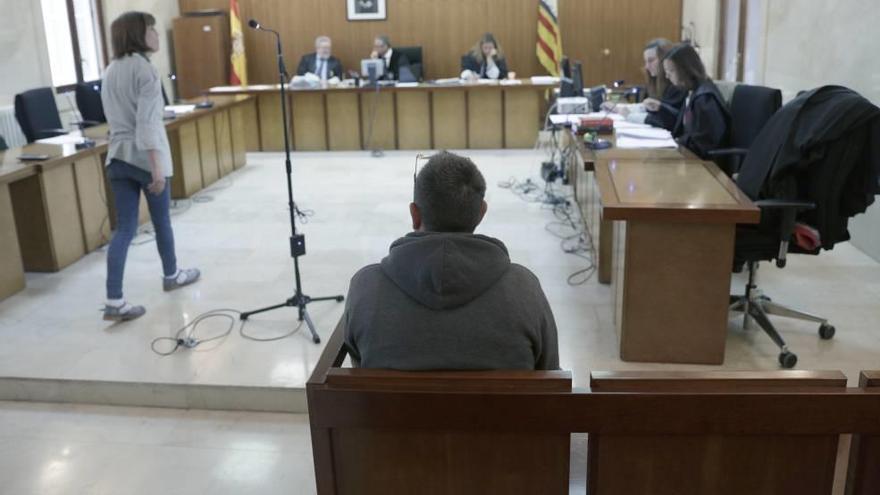 El padrastro acusado, de 50 años, ayer durante el juicio en la Audiencia de Palma.