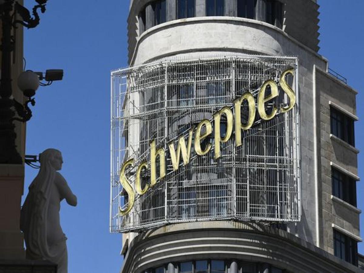Cartel de Schweppes en Gran Vía apagado