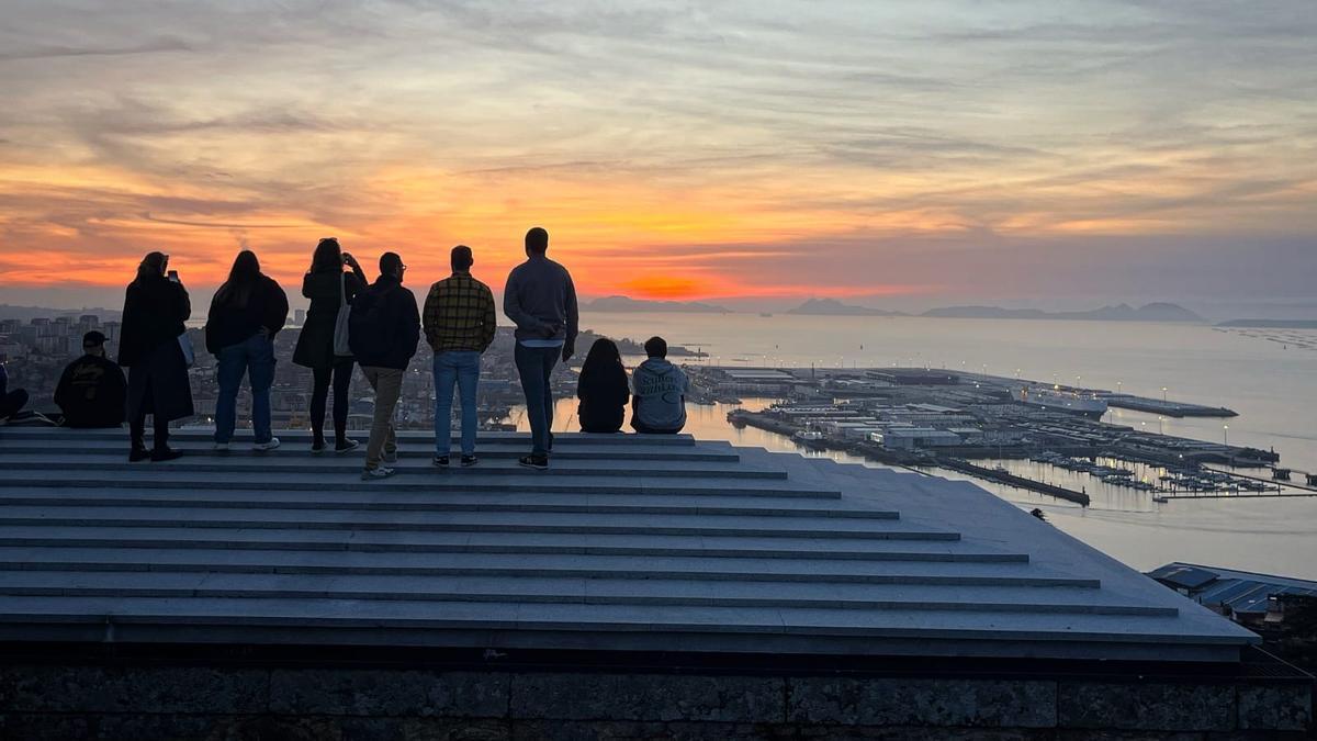 Varias personas en el tejado actual del antiguo polvorín de O Castro con vistas a la ría de Vigo.