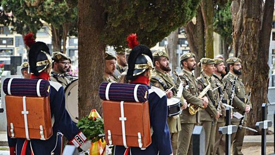 Homenaje a los caídos en acto de servicio en el Día de los Difuntos