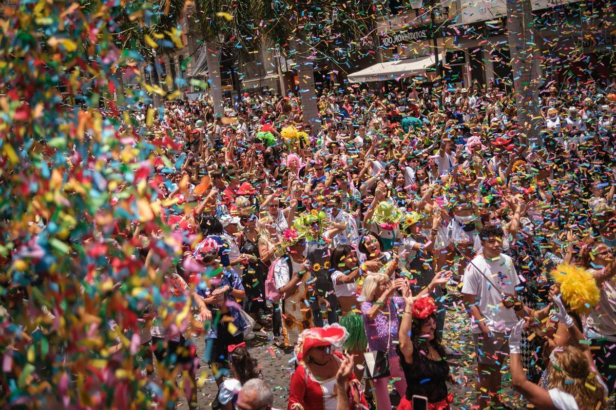 Ambiente de la plaza de la Candelaria en el Carnaval de junio.