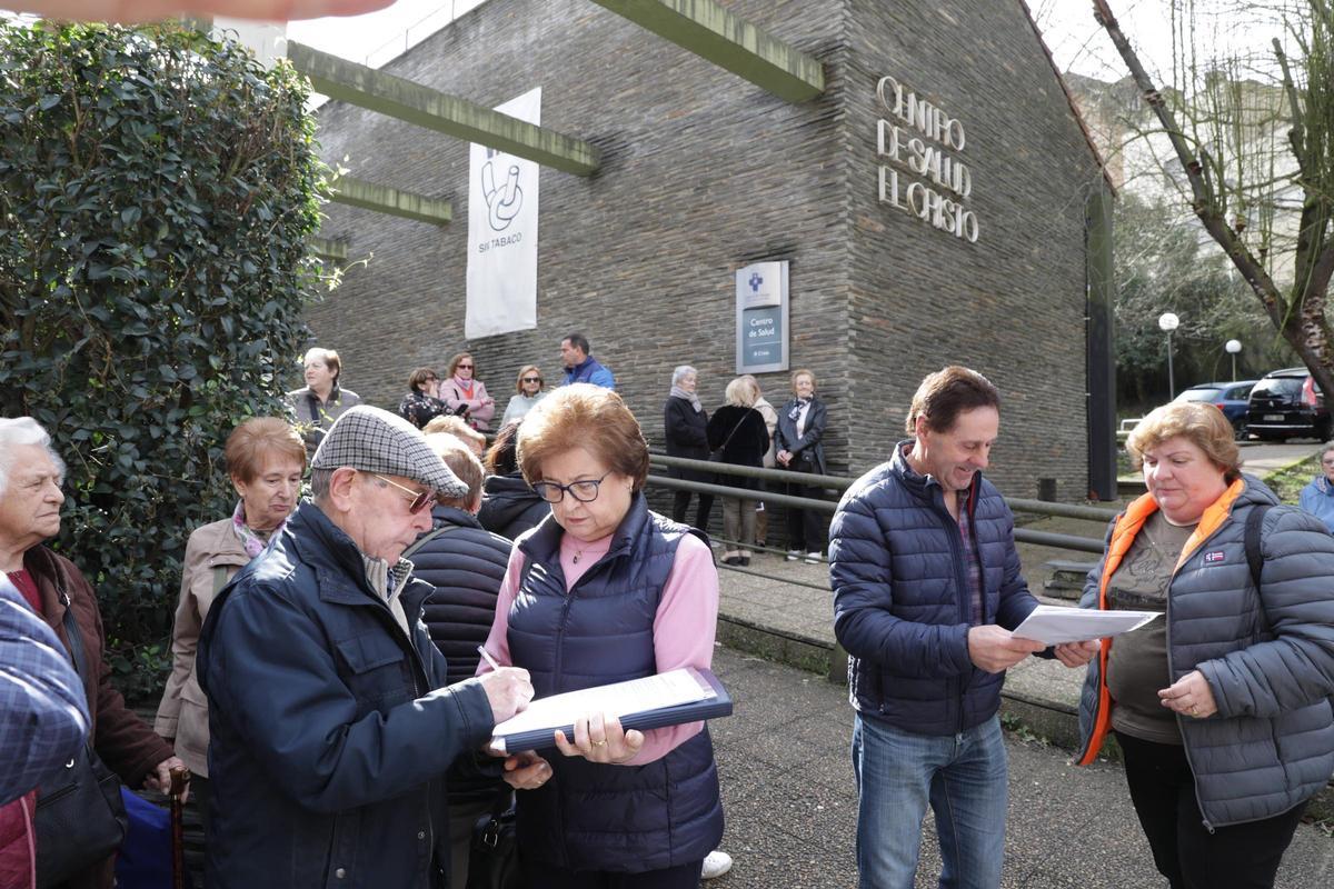 Imagen de archivo de una recogida de firmas de vecinos del Cristo para reclamar mejoras en el centro de salud.