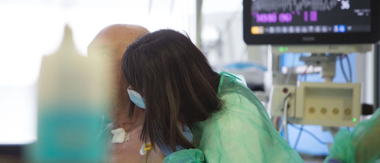 Una sanitaria atiende a un paciente con covid en la UCI de Can Misses. Vicent Marí