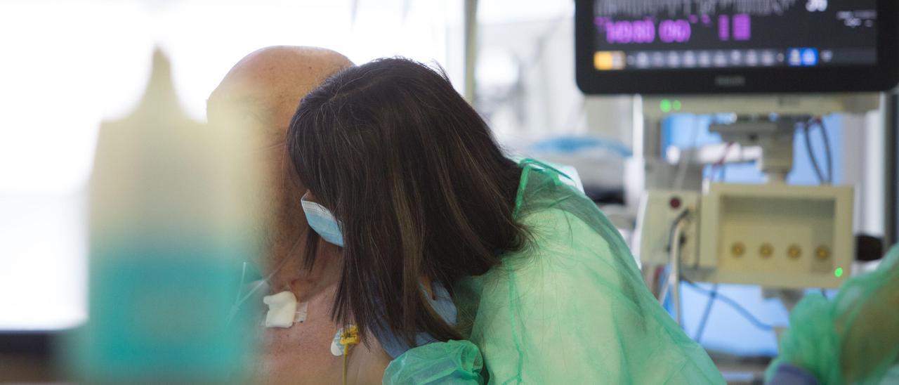 Una sanitaria atiende a un paciente con covid en la UCI de Can Misses. Vicent Marí