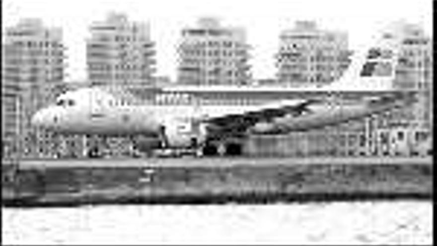 En una foto de archivo llega el primer avión de Iberia a Gibraltar procedente de Madrid. / EFE