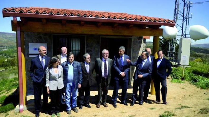 Agustín Hernández (3d.), en la inauguración de la estación. // B. Lorenzo