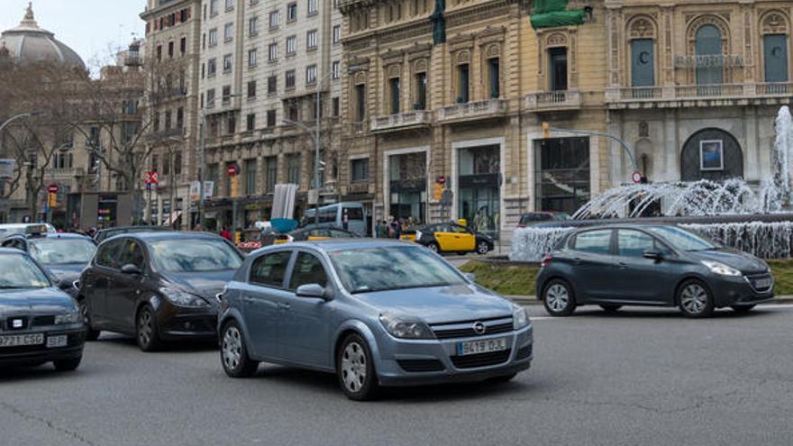 Coches circulan por el centro de Barcelona.