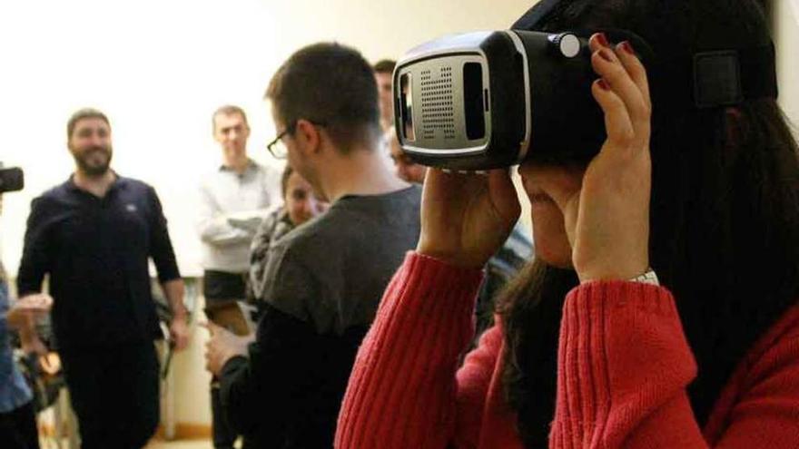 Una estudiante se prueba unas gafas de simulación.