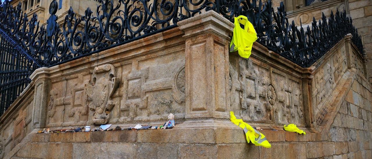 &quot;Ofrendas&quot; en la escalinata de la Catedral de Santiago.