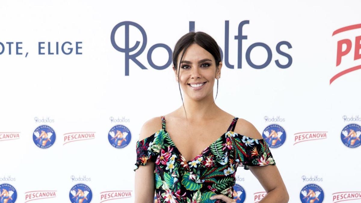 Cristina Pedroche en un acto celebrado en Madrid con un vestido midi de estampado floral y unas sandalias de plataforma en color negro