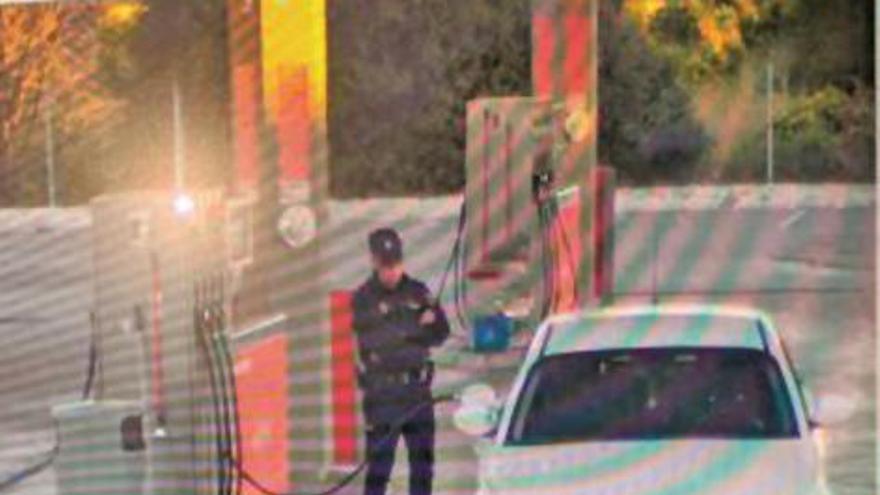 Imagen del policía y su coche.