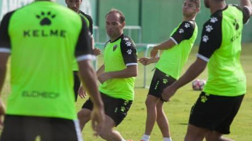 Álex Fernández, Lolo y Pelayo reciben instrucciones del técnico en el campo anexo.