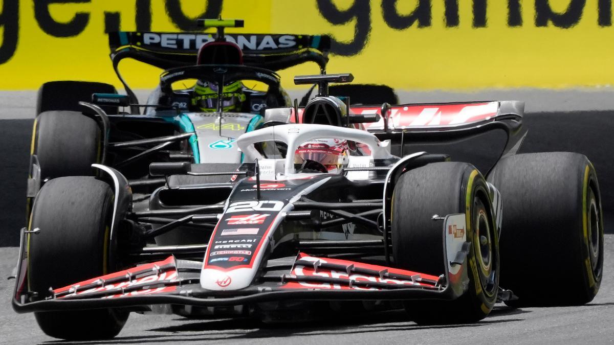 Kevin Magnussen , durante su duelo al límite con Lewis Hamilton en Miami