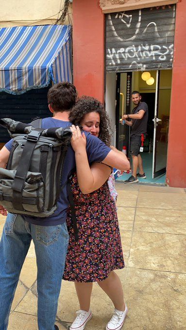 Carmen, emocionada abrazando a Logan