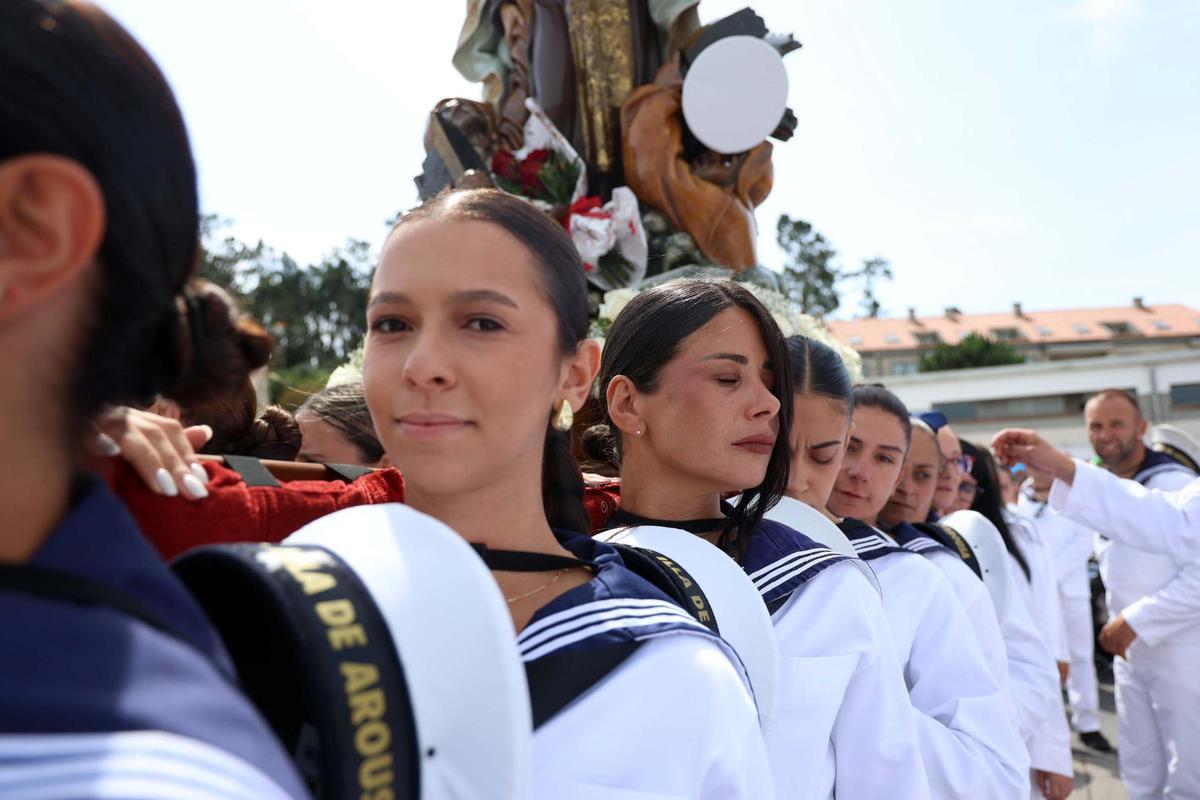 Varias mulleres portan a imaxe da Virxe do Carme na procesión da Illa de Arousa