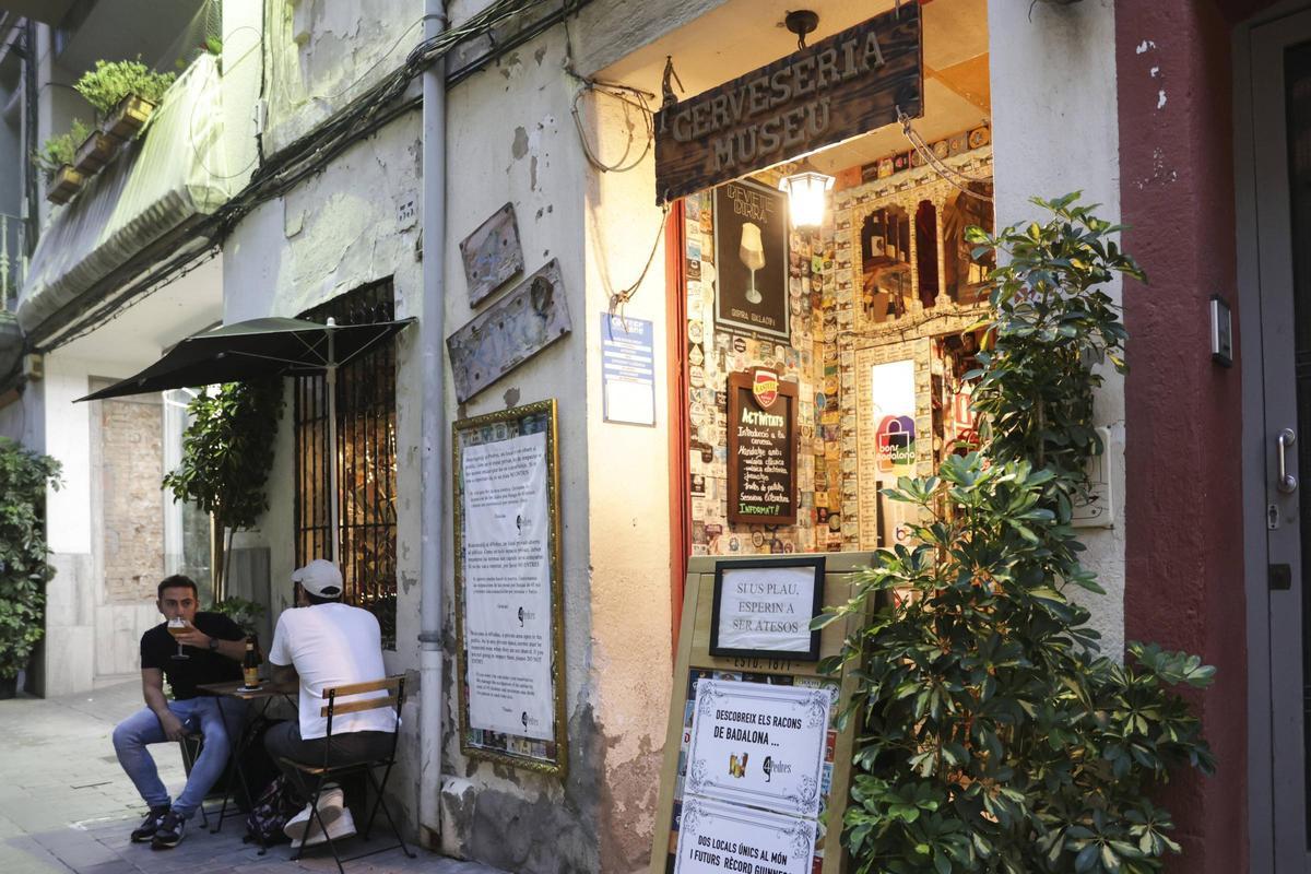 El pintoresco bar de Badalona que quiere batir un récord cervecero