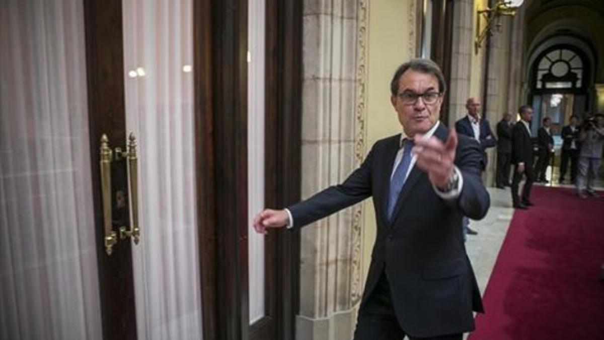 Artur Mas, en los pasillos del Parlament.