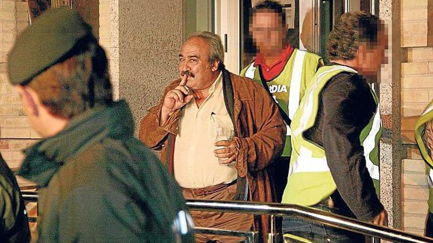 José Joaquín Moya pide silencio a los congregados ante el Ayuntamiento de Bigastro al término del registro