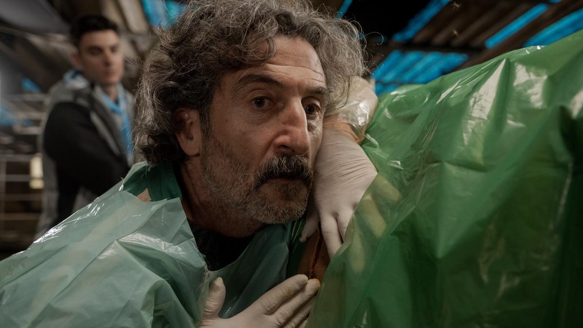 El actor compostelano Luis Zahera, en un fotograma de 'Animal', serie de Netflix ambientada en Santiago y sus alrededores.