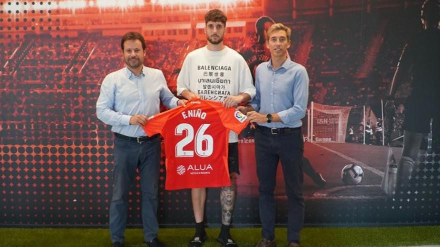 Fer Niño (en el centro de la imagen), junto al director de fútbol Pablo Ortells y el CEO de negocio Alfonso Díaz.