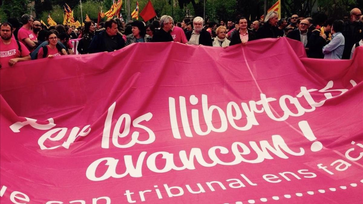 Manifestación de la CUP en apoyo a los cargos investigados por el Constitucional y en defensa de la desobediencia.