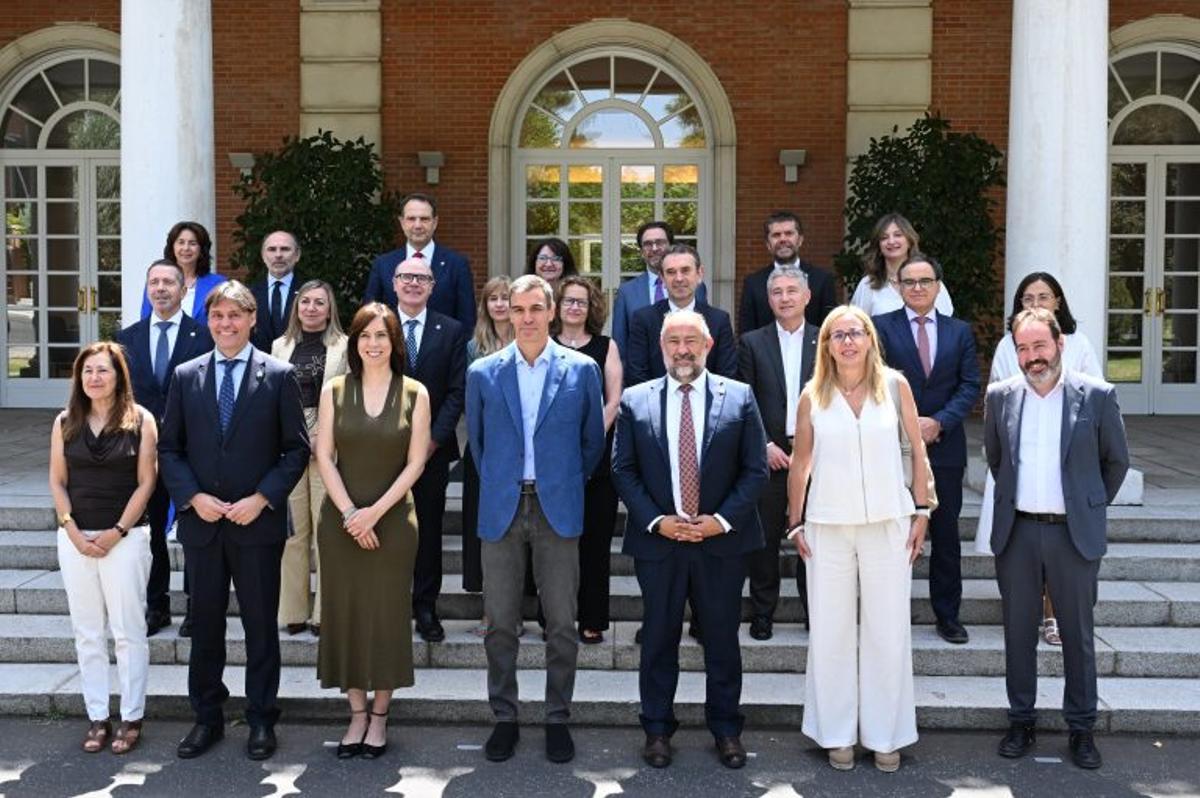 Los rectores de la Conferencia nacional, con Villaverde en la última fila -segundo por la izquierda- con Pedro Sánchez y la Ministra Diana Morat.