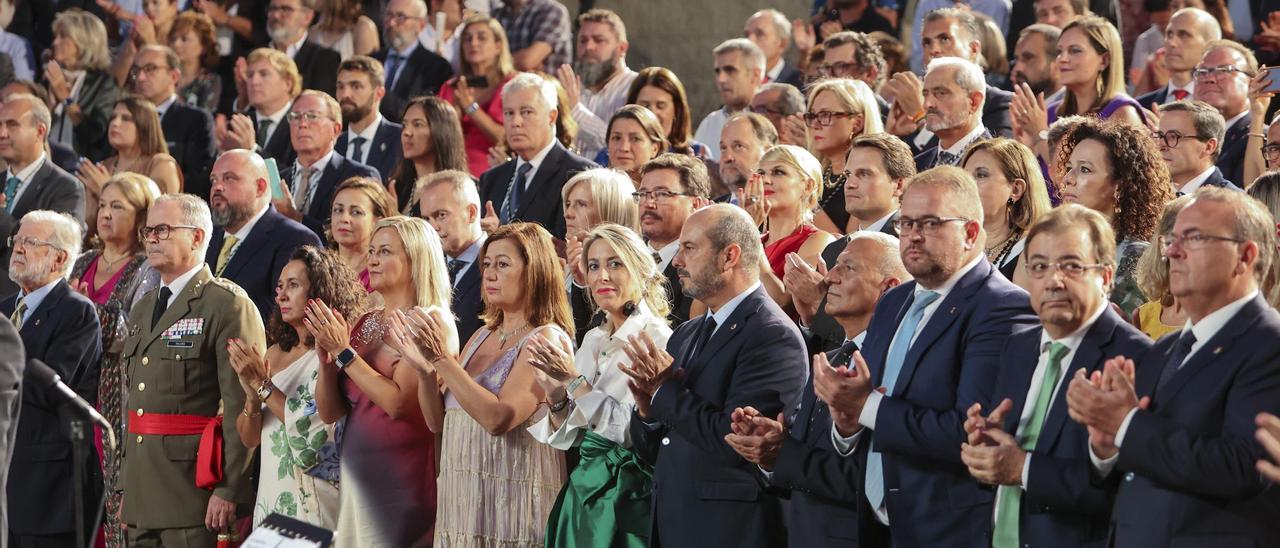 Autoridades y ciudadanos aplauden en el Teatro Romano de Mérida la entrega de las Medallas de Extremadura.