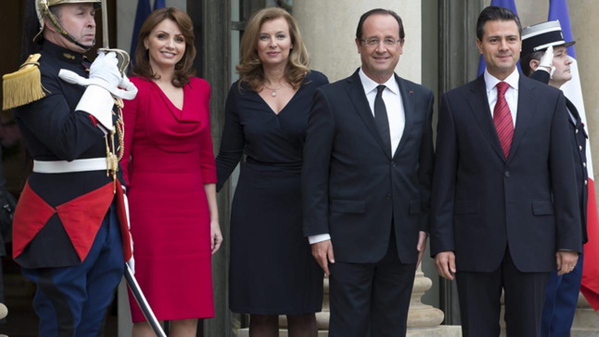 El presidente francés, François Hollande (segundo por la derecha), y la primera dama Valerie Trierweiler (segunda por la izquierda), posan junto al presidente electo de México, Enrique Peña Nieto y su mujer, Angélica Rivera, hoy en el Elíseo.