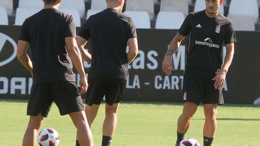 Elady Zorrilla, entrenando con los suplentes en el Estadio Municipal Cartagonova.