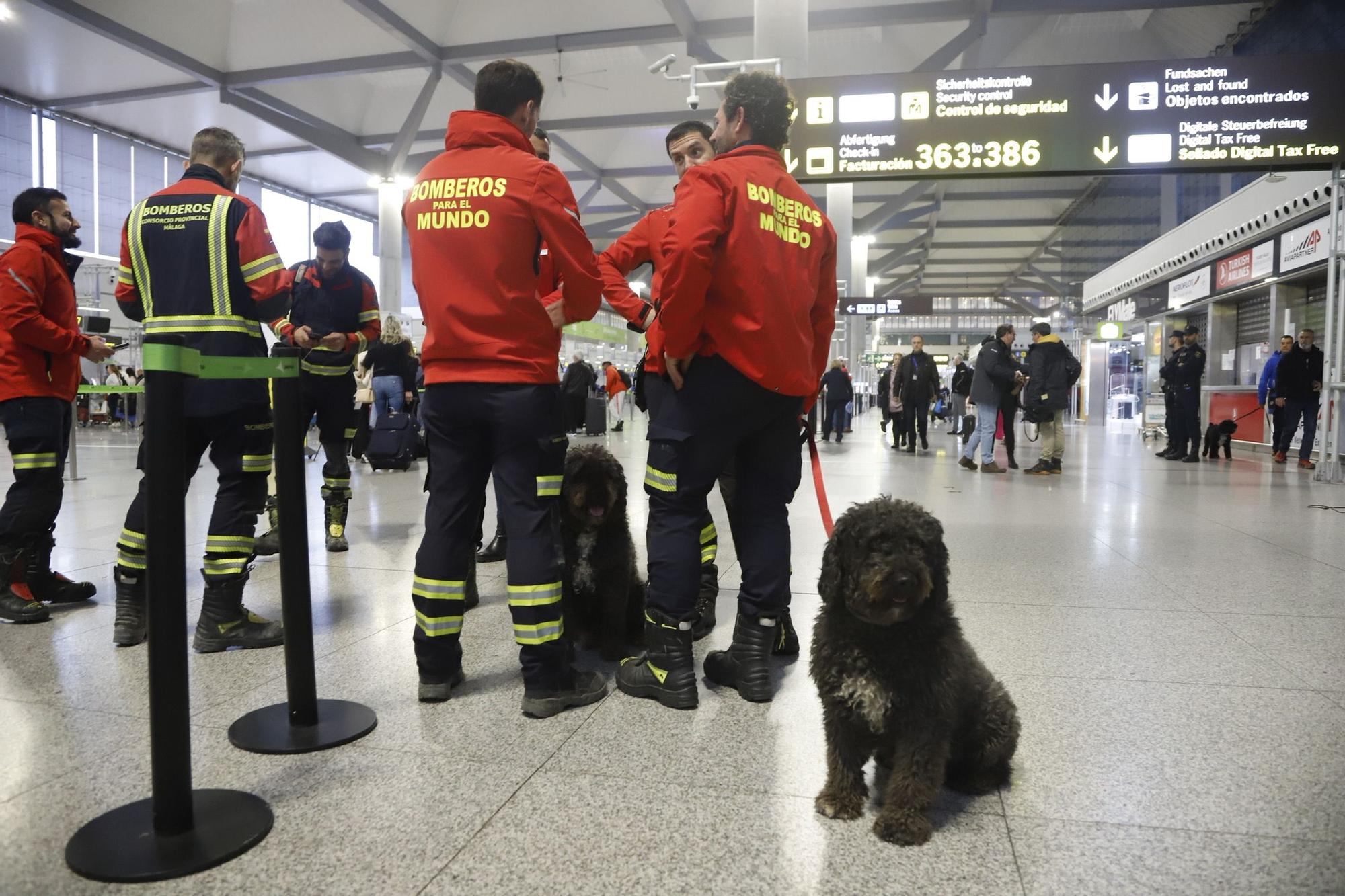 Salida de los bomberos malagueños del CPB hacia Turquía