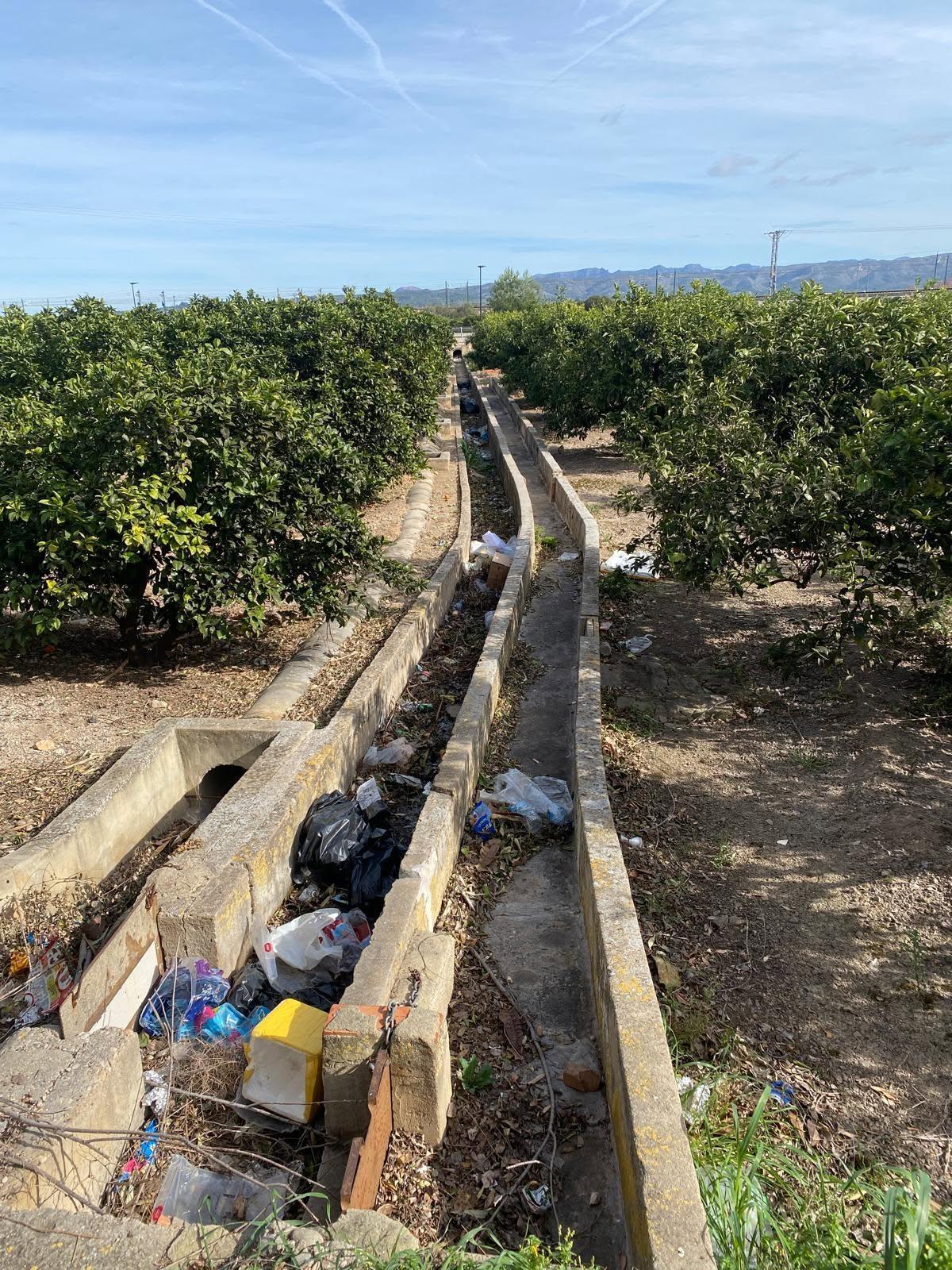 Basura acumulada en una acequia, en una imagen de archivo.