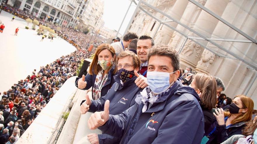 Catalá, con Martínez Almeida y Mazón, en el balcón municipal