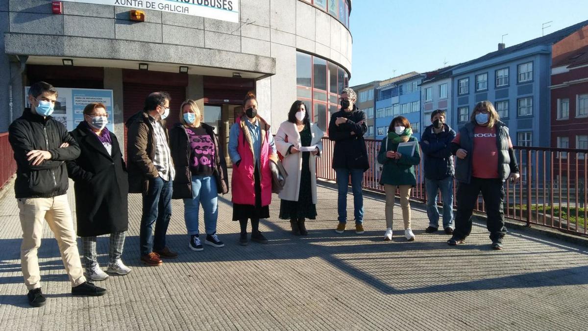 Representantes de la plataforma de usuarios y partidos políticos, ante la estación de Ferrol. |   // BNG FERROL