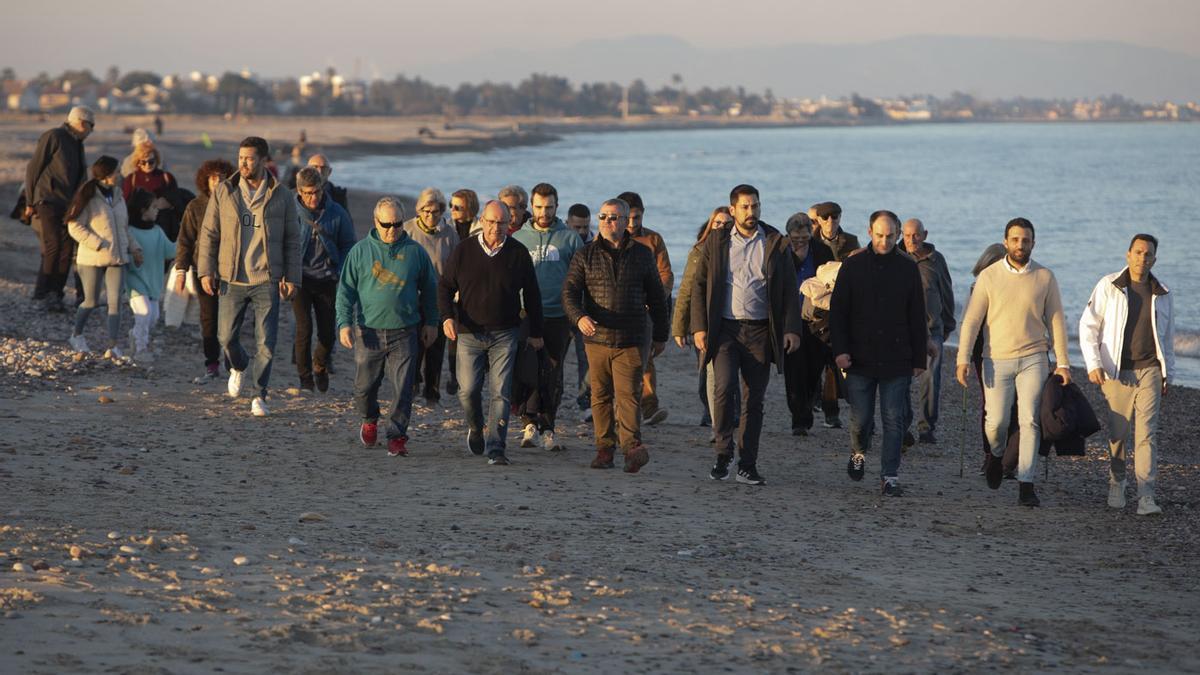 Sagunt y Canet denuncian con una marcha el estado de sus playas -  Levante-EMV