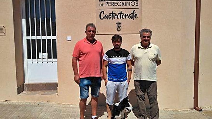 Javier Aguado, alcalde de San Cebrián; Jagoba Negueruela, hospitalero y José Almeida, de la asociación Azacs.