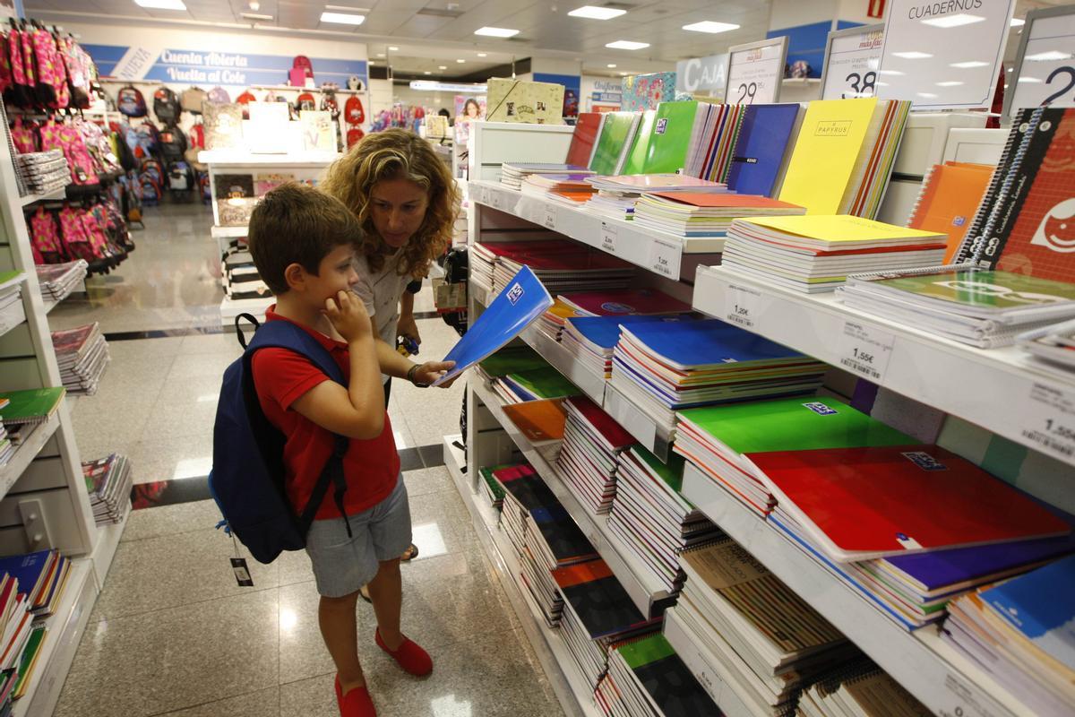 Vuelta al Cole, preparativos compra de material escolar en comercio