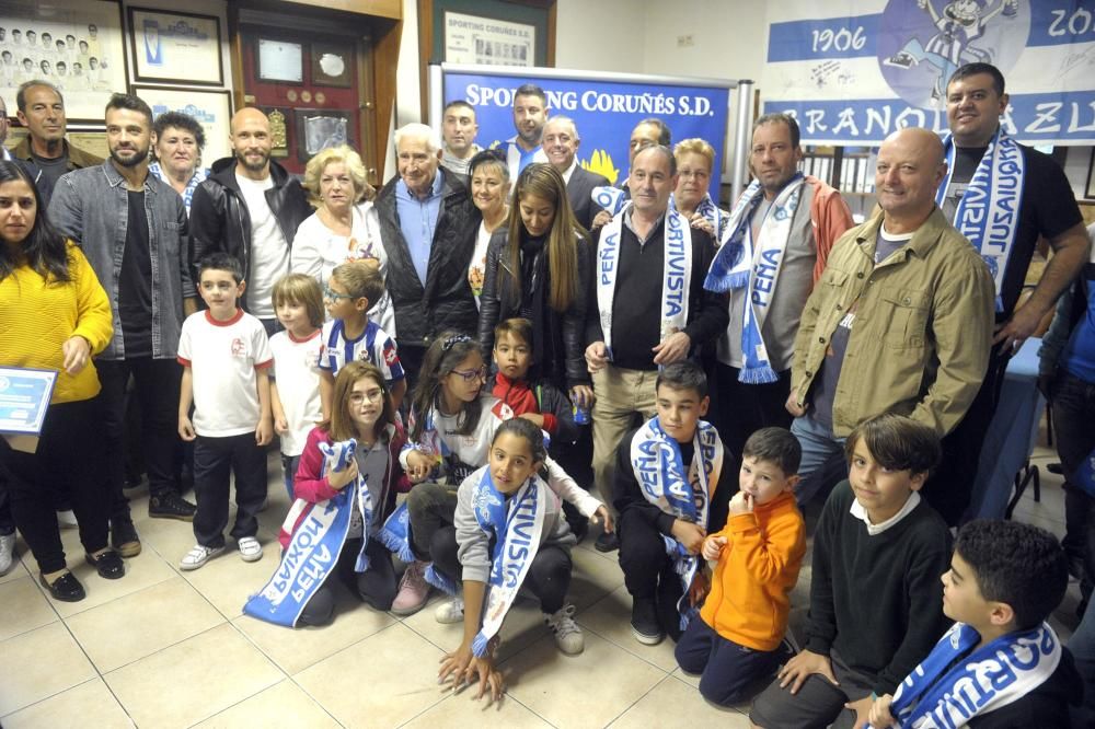 El extécnico deportivista Arsenio Iglesias y los jugadores Laure y  Bruno Gama acompañana a los miembros de la peña que dirige Julio Piñón.