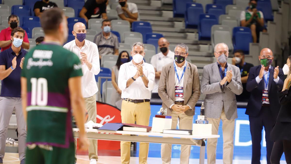 Carlos Cabezas juega su último partido con el Unicaja en el Carpena