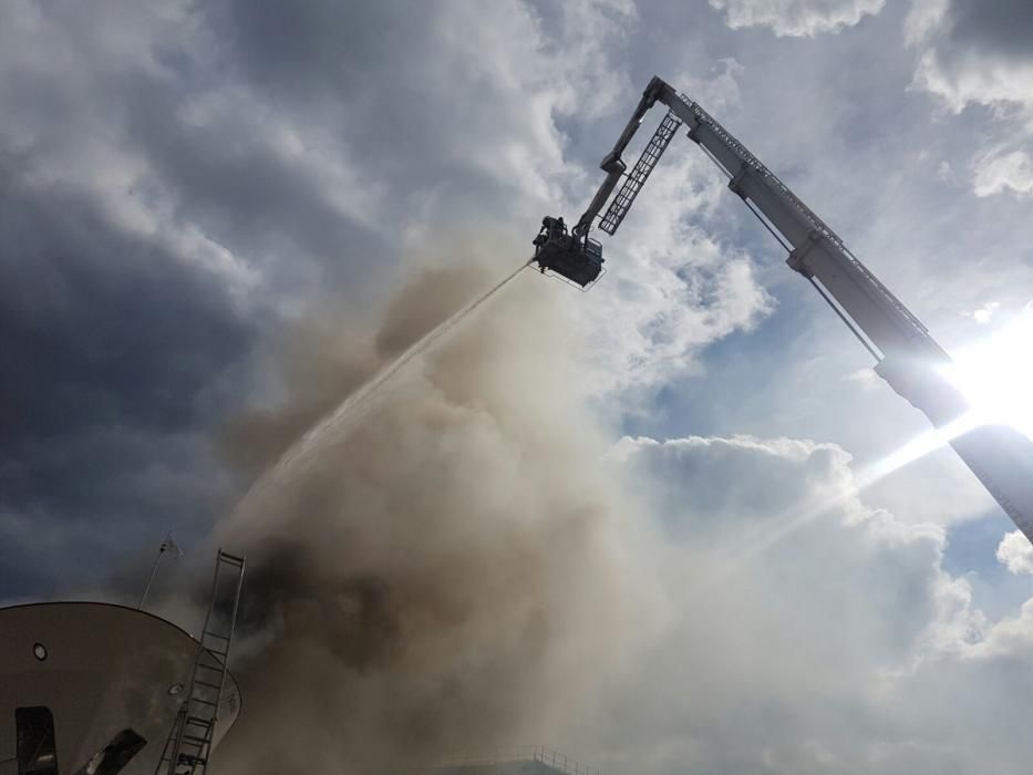 Arde un yate en el puerto pesquero de Alicante