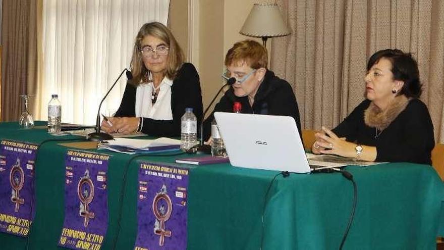 Las ponentes Carmen Briz y Carmen García hablan a las decenas de asistentes en el Hotel Coia. // A.Villar