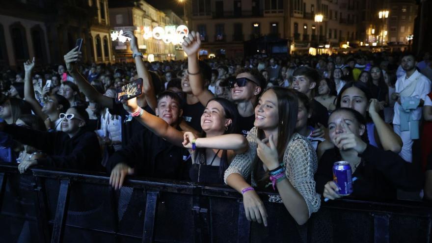 Público que se congregó ayer en el primer concierto festivo de la plaza de España.   | // GUSTAVO SANTOS